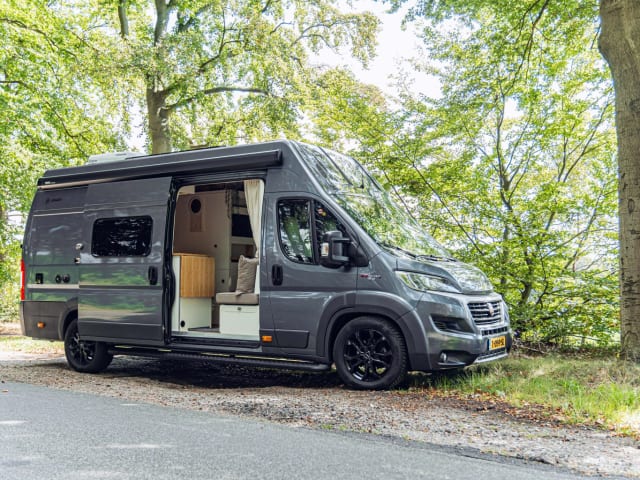 El Monstro – Luxurious and comfortable 2 person camper bus