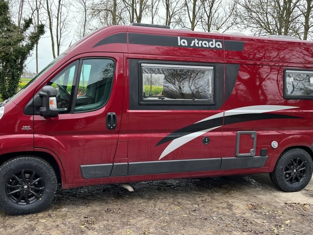 Camping-car Fiat La Strada automatique avec panneaux solaires !