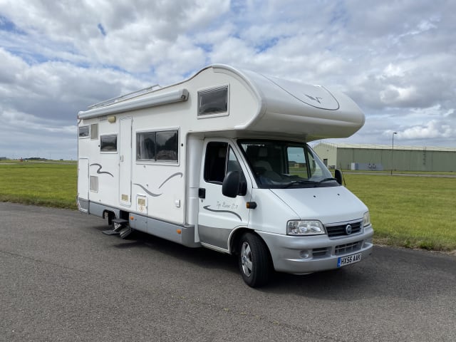 Monty – Ampio camper familiare con 7 posti letto