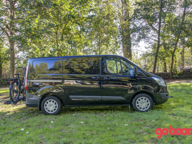 Ford Campervan mit großem Bett und ausziehbarer Küche