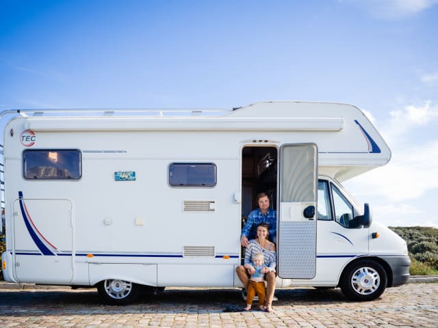 Casa – Spacious alcove family camper incl. surfboard!