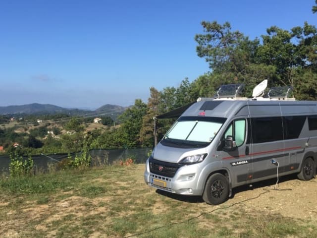 Scopri la libertà con il nostro bel camper 2 persone.