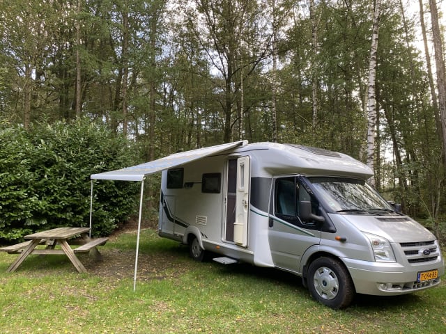 liberty 654 – Camper met airco en 2 losse bedden  incl. huish. benodigheden.