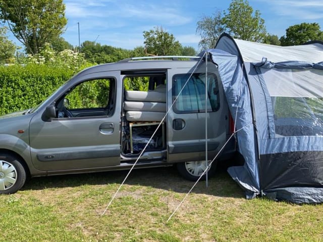 Gezellige omgebouwde Renault Kangoo voor 2 pers