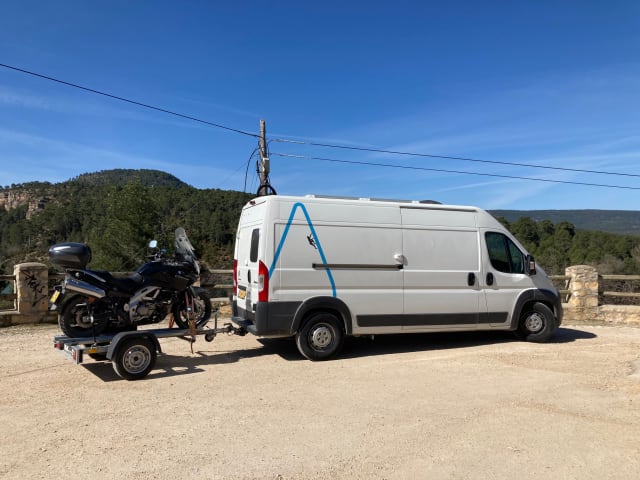 Camping-car confortable hors réseau pour les amoureux de la nature