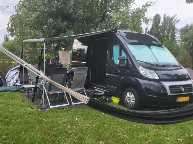 Buszz – Hymer RIo '14, 4 places/2 chambres. Compact, étonnamment spacieux