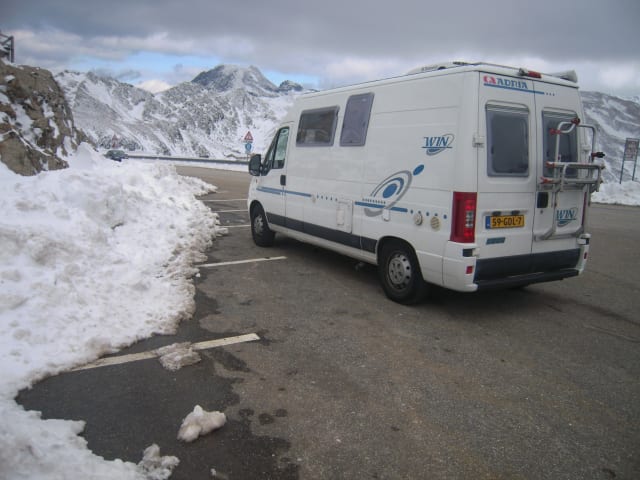 camping-car compact avec de nombreuses fonctionnalités