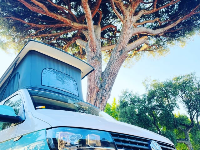 Dub Di – Adventure in Style – Two-Tone T6 VW Campervan, 2018 (Sleeps 4)