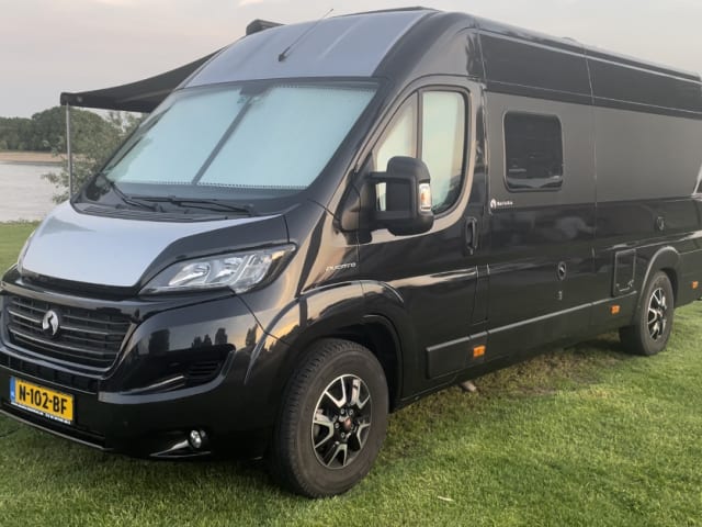 Black Pearl – Luxury bus camper 150HP with air conditioning in the living area