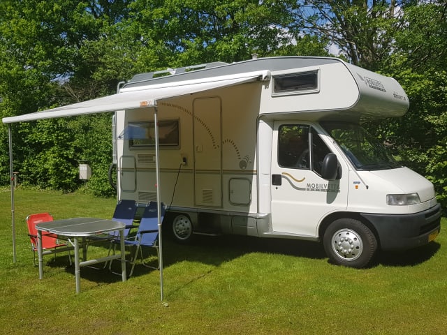 Mooie camper voor gezin, twee personen of alleen (surftrip)