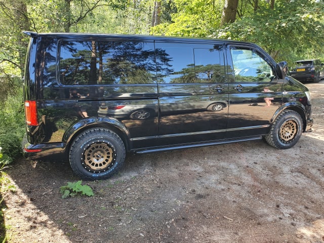 "The Bus" – Custom VW T6 Stealth Camper