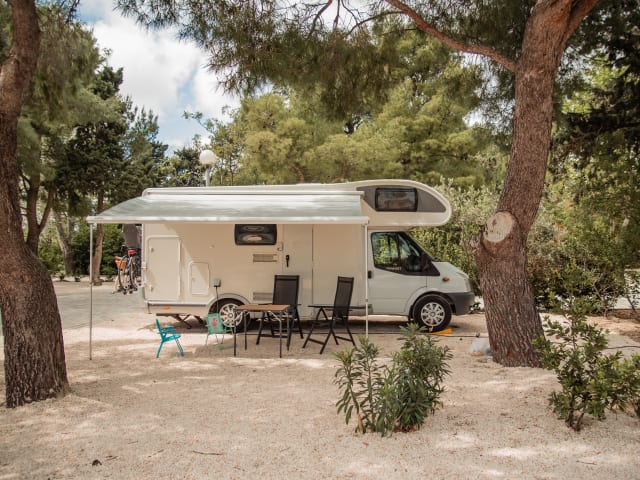 Ideal 6-person Ford family camper