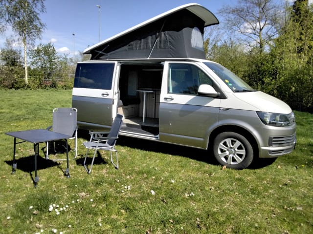 Onze trots – 2p VW Transporter T6 buscamper 2016 met splinternieuwe camperinrichting  