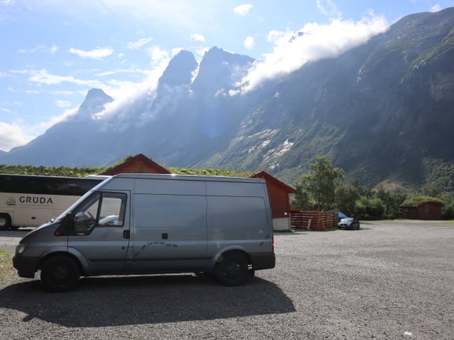 Tinus Transit – Gezellige en zuinige Ford Transit camperbus 