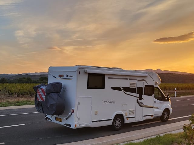 Moderner und luxuriöser teilintegrierter Camper 4 Pers