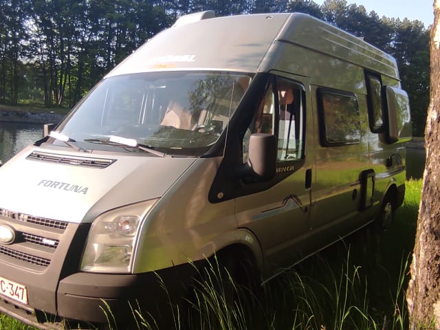 Autobus camper Ford Pösll 2 posti accogliente e compatto.