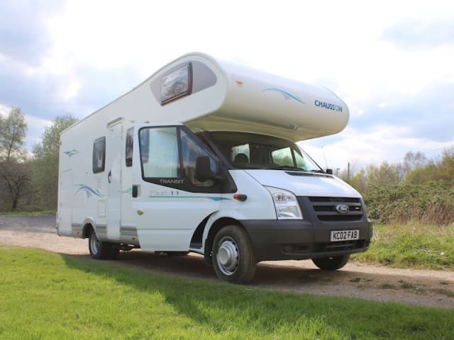 Kaz Camper – Fabulous 6 berth 4 seatbelts with WIFI Chausson alcove (2010)