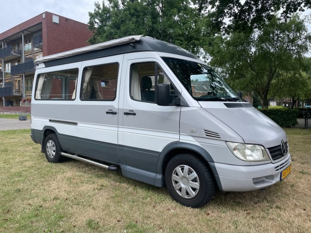 Geräumiger und sparsamer MB Sprinter mit 2-Personen-Festbett XL