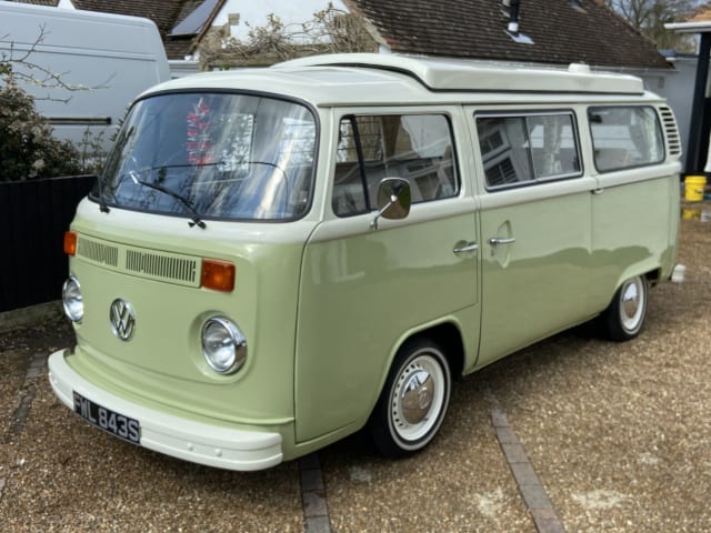 Olive – Klassischer Volkswagen-Wohnmobil mit 2 Schlafplätzen, Baujahr 1977