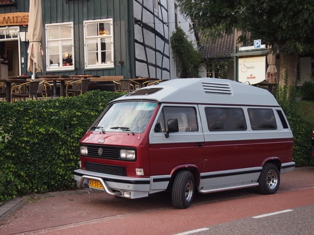 Originale Volkswagen T3 Dehler retrò con attrezzatura da campeggio completa.