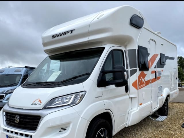 MM Motorhome – Luxe 6 persoons evenals 6 gordels en vast bed