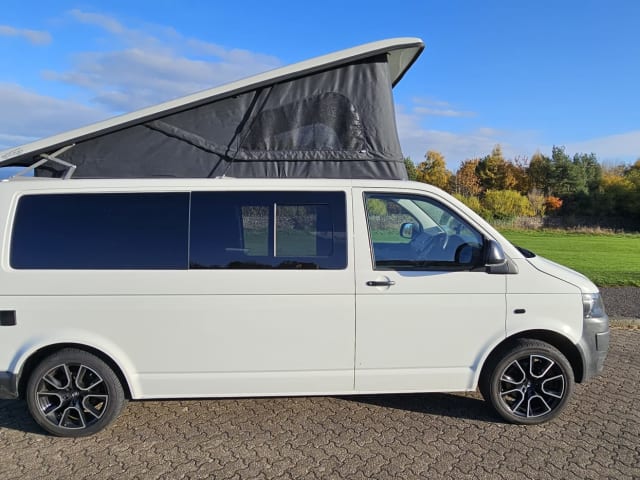 Vanhalla – VW T5 Campervan, neu umgebaut im Jahr 2024, LWB, 4 Schlafplätze