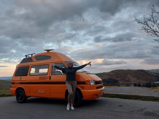 Cynthia – Cynthia onze waanzinnig oranje VW-camper