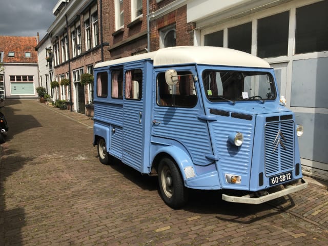 Sentez-vous bien voyage en rétro Citroën HY - détente ultime avec caractère