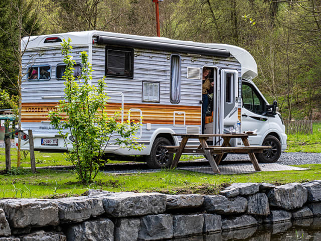 Start in de Ardennen – Chausson de luxe pour 2 personnes de 2021 avec habillage de camping-car Vanguard classique.