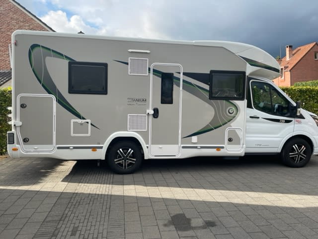 Chausson 720  Nordic edition semi integraal met stapelbed achteraan