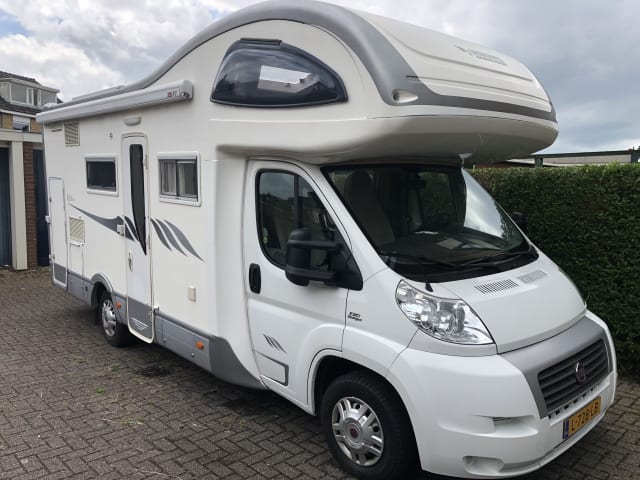 Mobilette – Neat complete family camper for rent Mobilvetta