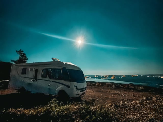 Premium integrated 5-person camper with bunk and lifting bed