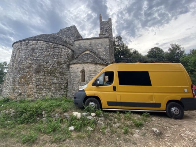 2 Persoons Off-Grid Camperbus