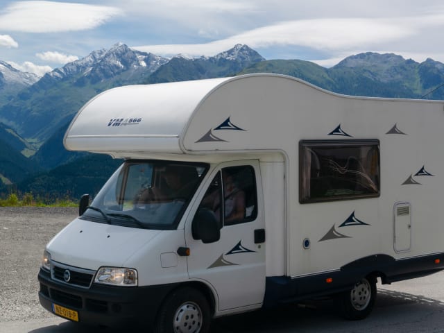 Bel camper compatto con cucina spaziosa