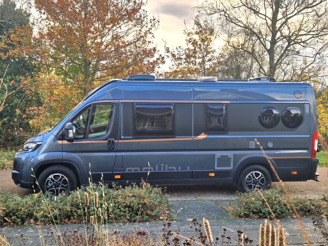 Freedom and enjoyment with our compact Malibu Buscamper (160 HP automatic)