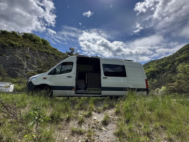 The Laurent – Luxury 3 berth Mercedes-Benz 907 Campervan