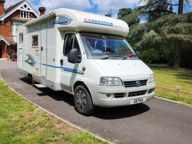 Camping-car 4 places avec grand lit et garage (peut accueillir une moto)