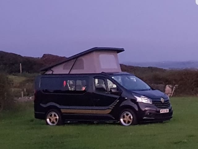 Bert – Op maat gemaakte off-grid Renault-camper met 4 slaapplaatsen uit 2016