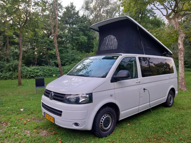 4p Volkswagen Wohnmobil aus dem Jahr 2012