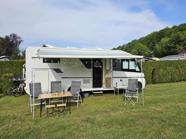 Camping-car familial confortable Adria Sonic Plus avec climatisation, porte-vélos, barre de remorquage