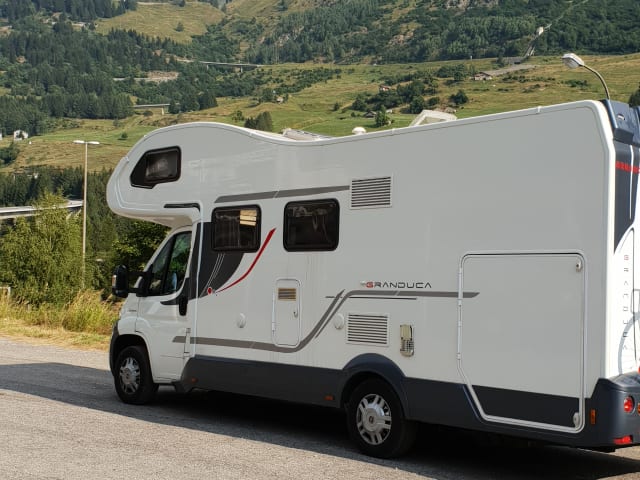 Mobil-home de luxe très complet prêt pour des déplacements flexibles.