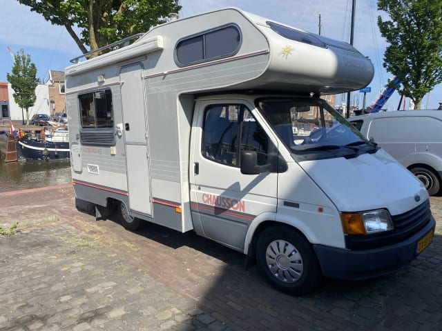 Pantoffeltje – Compact 4 person alcove camper (also 4 seat belts!)