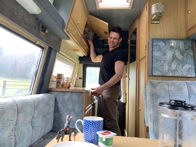 Moonraker – Kundenspezifischer VW T4 Glamping, Thetford-Toilette