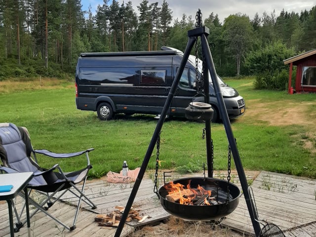 Black Beauty – Kingsize vaste lengtebedden, 2p camper compleet 