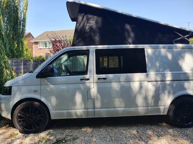 Guinevere – T5.1 Brandneuer Umbau - Volkswagen Bus mit 4 Schlafplätzen aus dem Jahr 2011