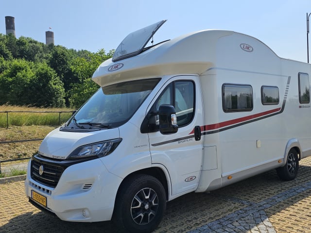 Bertha – Camping-car semi-intégral LMC Très Luxe, 2 ou 4 personnes (automatique)