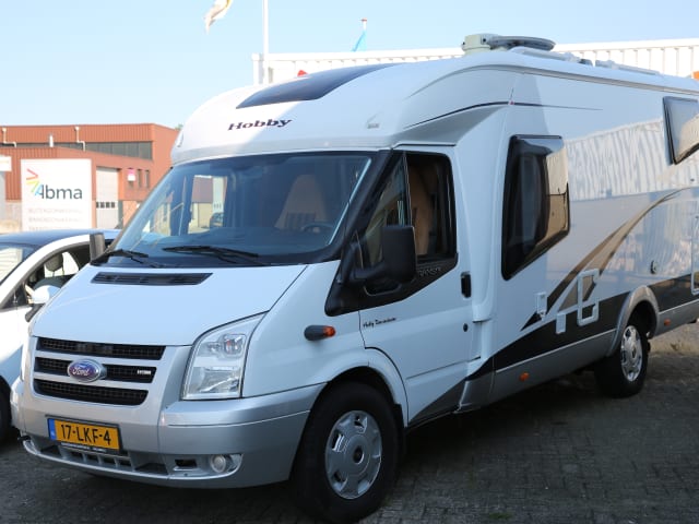 Te huur, luxe camper voorzien van alle gemakken!