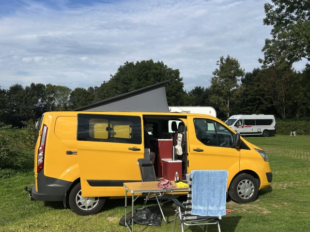 The yellow van💛 – Campervan Ford a 2 posti del 2017