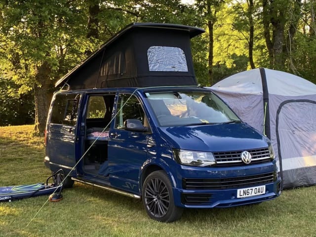 LWB Automatic VW Transporter – 4-persoons Volkswagen campervan uit 2017