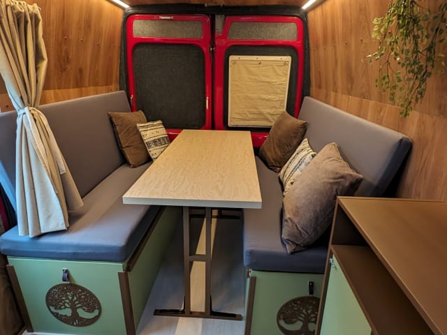 YUS de bus – Joli camping-car Peugeot Boxer à construire soi-même